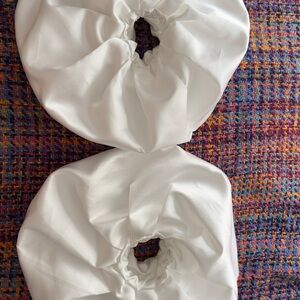 Detachable white puff sleeves